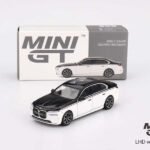 Mini GT 1:64 BMW i7 xDrive60 – Alpine White / Black Sapphire